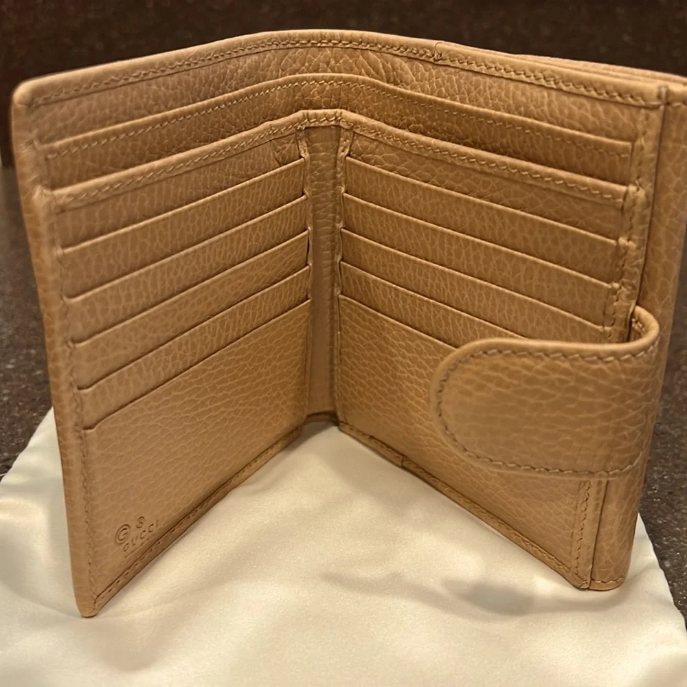 Gucci Compact Beige Leather Wallet with Gold Logo - Picture 4 of 9